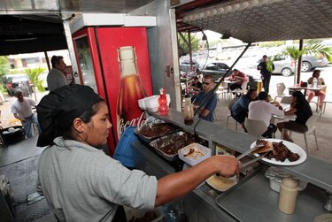 Hoteles y restaurantes de Panamá reducen personal en 3.5%; comercio al por menor lo incrementa en 4.1%