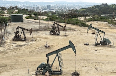 32 países acuerdan la mayor liberación de reservas de petróleo de la historia mientras 3 buques son atacados en el estrecho de Ormuz