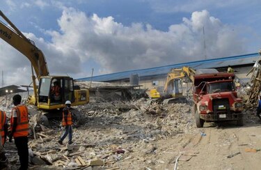 Cifra de muertos en derrumbe de un edificio en Nigeria supera los 80