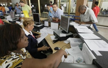 El 44% de los empleados públicos en Panamá  gana más de $1,000  mensuales