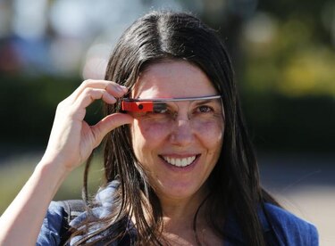 Absuelven a una mujer multada por conducir con las gafas de Google puestas