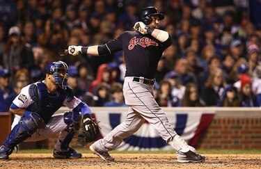 Cleveland castiga a Chicago y está a una victoria del título
