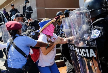 Mujeres nicaragüenses muestran sus 'labios rojos' por libertad de presos políticos