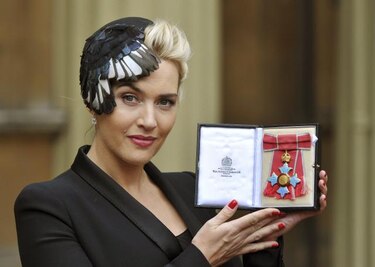 Isabel II premia a Kate Winslet y Gary Barlow