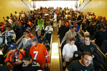 Caos en estación de tren que lleva al Super Bowl