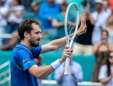 Medvedev vence a Sinner y conquista su primer título en Miami