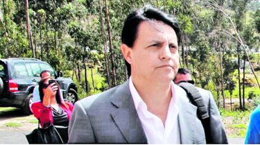 Ecuador: Ordenan prisión contra periodista por publicar informes confidenciales del gobierno en caso de corrupción