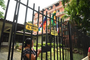 Saúl Méndez sale de la embajada de Bolivia rumbo a ese país tras concedérsele asilo y salvoconducto