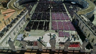 ‘Adiós, padre’, los fieles brindan una despedida solemne y sentida al papa Francisco