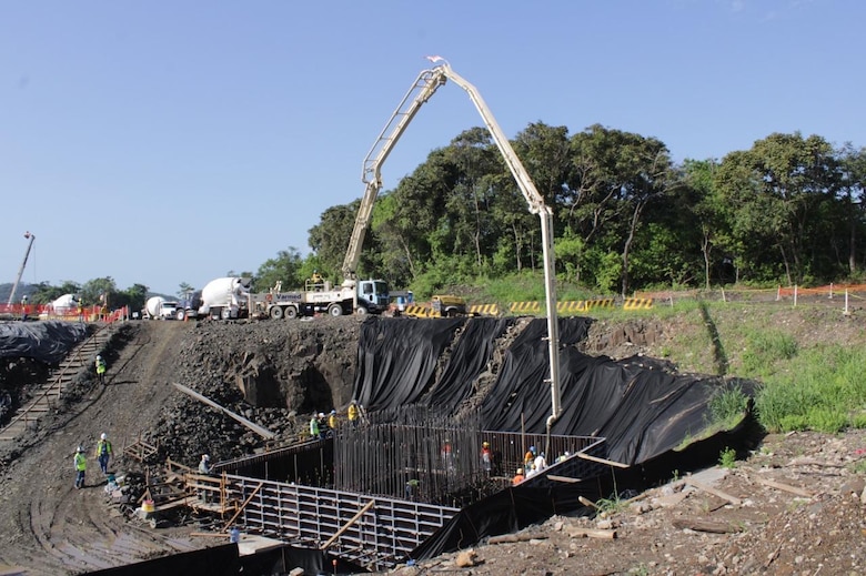 Obreros del cuarto puente sobre el Canal se reincorporan, a pesar de la huelga de SUNTRACS