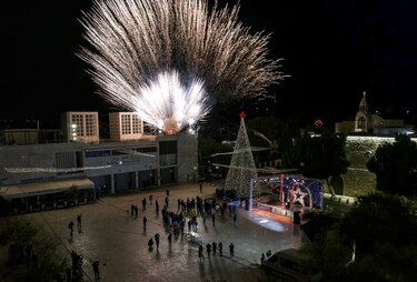 Belén ilumina su árbol de Navidad sin público