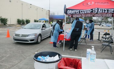 Abrumados por Ómicron, en Texas se las ingenian para conseguir pruebas de covid