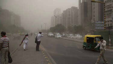 Poderosa tormenta de arena y lluvia azota India: 91 muertos