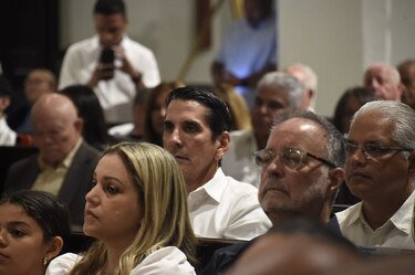 Los candidatos cantaron el himno y se dieron la paz en una misa; al salir, volvieron los dardos