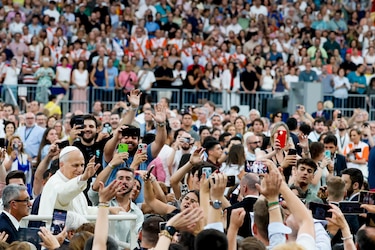 La fe y el canto de 70,000 fieles abrazan al papa León XIV en el estadio Santiago Bernabéu