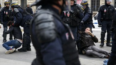 La policía lleva 289 detenciones tras los altercados en el centro de París