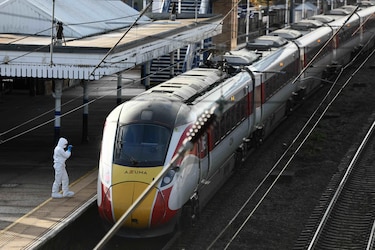 El ferroviario que se convirtió en un héroe al salvar varias vidas durante un apuñalamiento masivo en un tren de Inglaterra