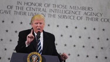 Presidente Donald Trump visita la CIA; ataca a los medios