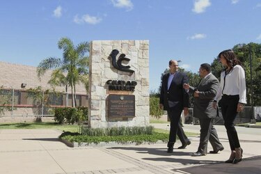 Arias visita proyecto de apoyo a mujeres en El Salvador