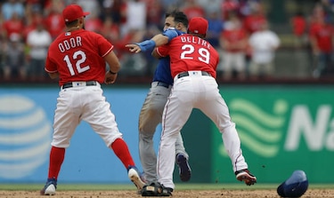 MLB impone sanciones; Odor recibe ocho partidos y Bautista uno