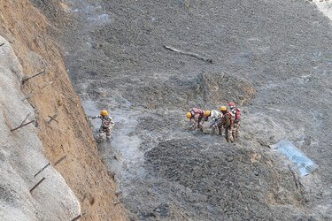 Cerca de 200 desaparecidos en India tras la caída de trozo de glaciar en un río
