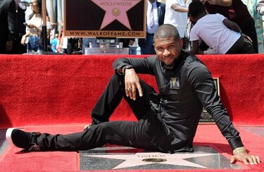 Usher recibe una estrella en el Paseo de la Fama de Hollywood