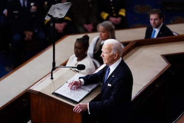 Biden avisa a Netanyahu que el apoyo de Estados Unidos podría cambiar si no protege a los civiles