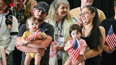 Donald Trump reduce un 94% las admisiones de refugiados en Estados Unidos y prioriza a los sudafricanos blancos