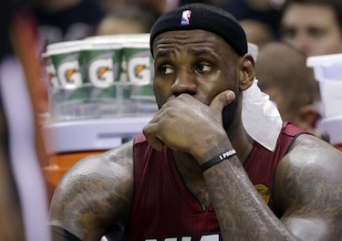 LeBron James se recupera tras sufrir calambres