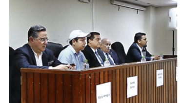 Aspirantes independientes debaten sobre educación, corrupción y constituyente