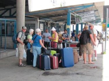 Más turistas llegan por la frontera de Paso Canoa