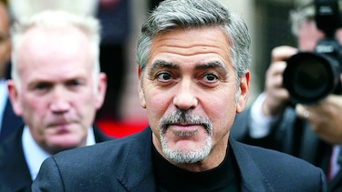 Clooney visita café social en Escocia