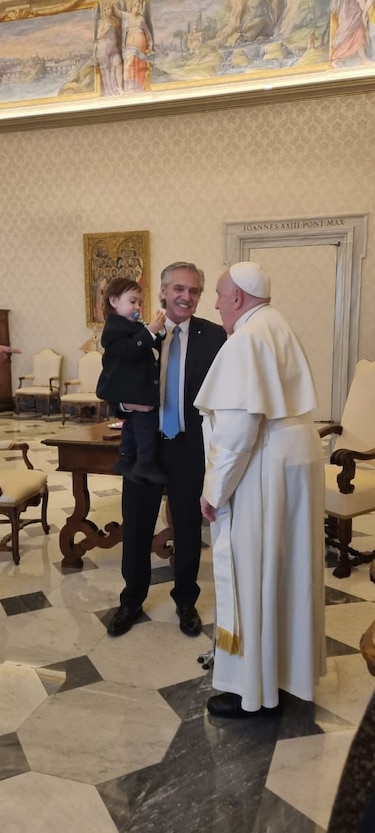 El papa Francisco recibe al expresidente argentino Alberto Fernández en el Vaticano