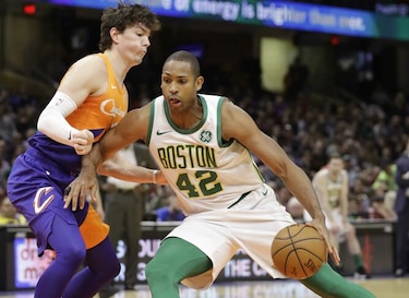 Boston recupera a Horford y gana; Antetokounmpo bate a Harden en duelo estelar