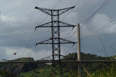Gobierno colombiano buscará revivir en Panamá proyecto binacional energético