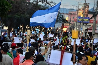 Honduras: miles de personas reavivan marcha de las antorchas contra presidente