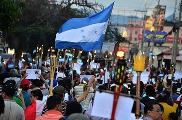 Honduras: miles de personas reavivan marcha de las antorchas contra presidente