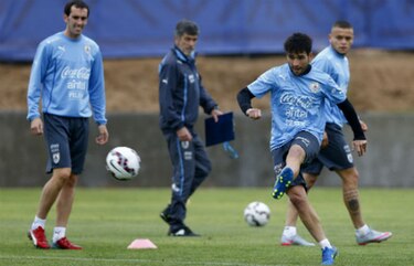 Uruguay defiende su cetro ante Chile, un serio aspirante al título