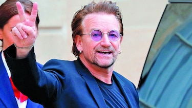 Bono se reúne con Macron para hablar de pobreza