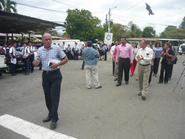 Profesores realizan piqueteo por falta de docentes