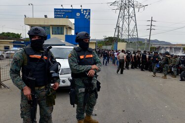 Presos disparan contra policías en una cárcel de Ecuador tras motín que dejó 118 muertos