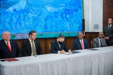 Firman decreto y anuncian la creación del Centro de Tecnología Avanzada de Semiconductores
