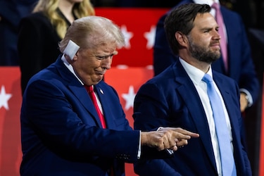 Trump reaparece con la oreja vendada ante los republicanos en Milwaukee