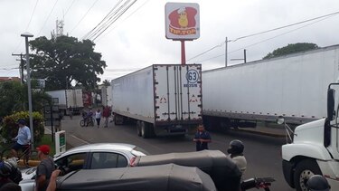 ‘Estamos aquí a lo que Dios quiera’, dicen camioneros panameños atrapados en Nicaragua