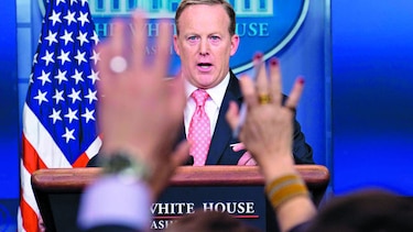 Renuncia de portavoz agrava crisis de Trump