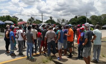 Pobladores de El Barrero, Aguadulce, cierran la Panamericana por traslado de reos con Covid-19 a esa comunidad 