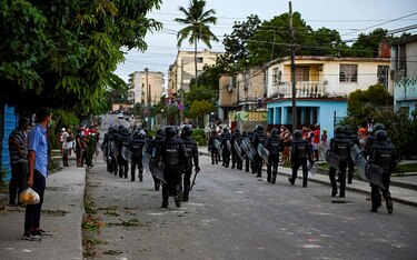 Cuba niega ‘estallido social’ en protestas que dejan un muerto y más de 100 detenidos
