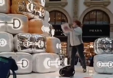 Activistas climáticos arrojan pintura naranja al árbol de Navidad de Gucci en Milán