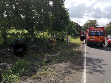 Joven pierde la vida tras colisionar en su moto de carrera con un árbol en Sabana Grande, Los Santos