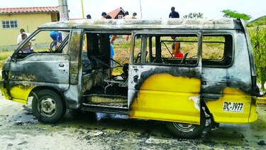 Busito colegial se incendia, pero sus pasajeros salen ilesos